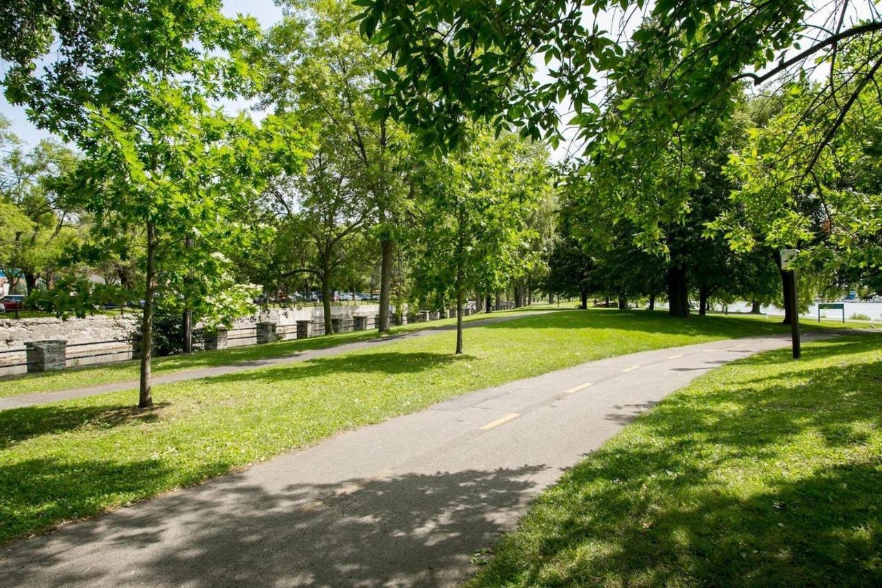 Apartment Free Parking In Beautiful Lachine *
