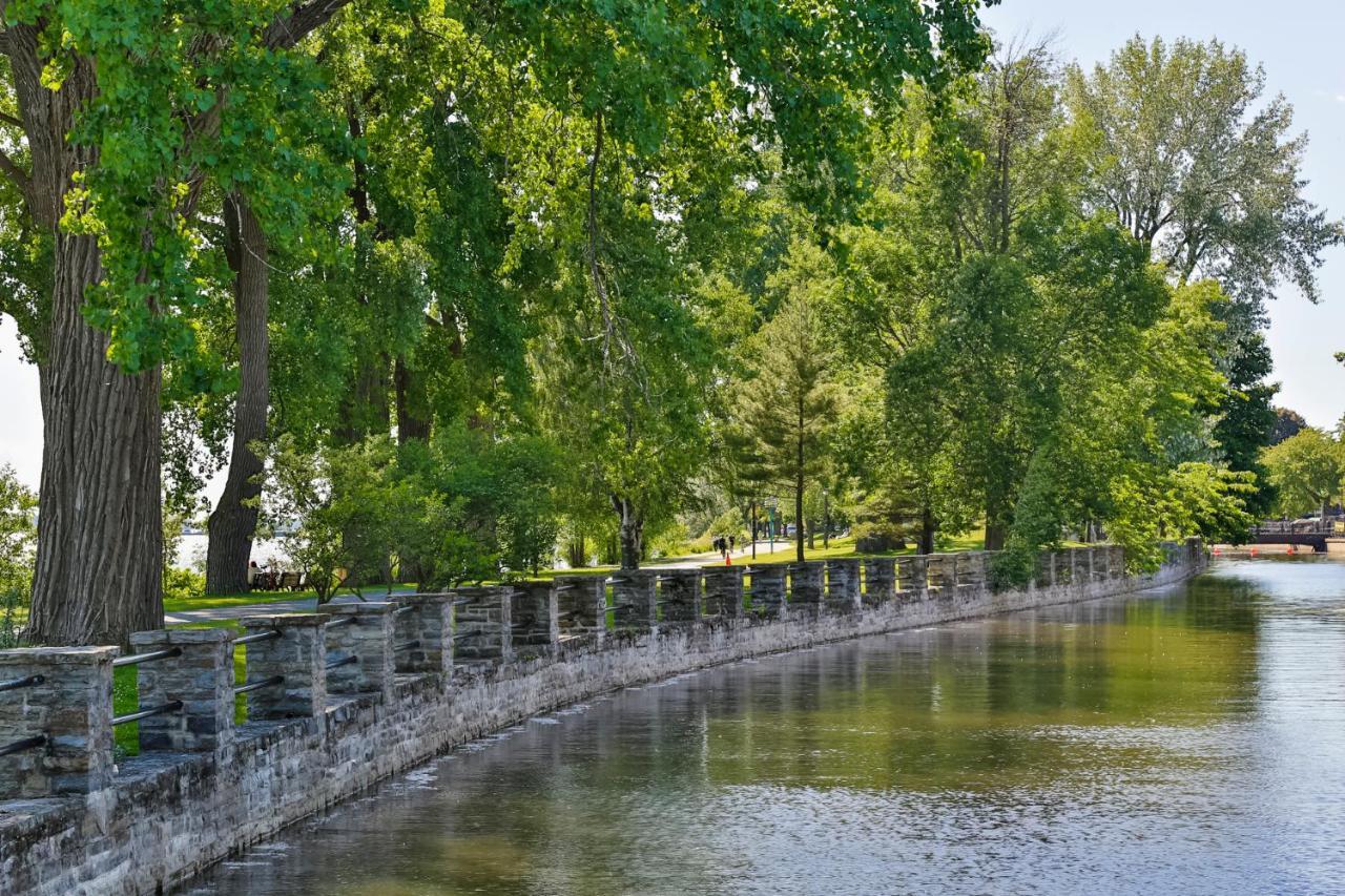 Free Parking In Beautiful Lachine Apartment *